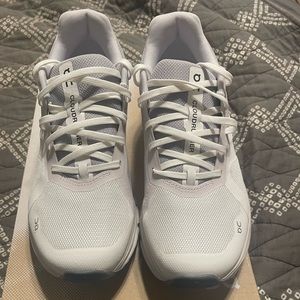 On Cloud white CLOUDRUNNER WIDE size 8W